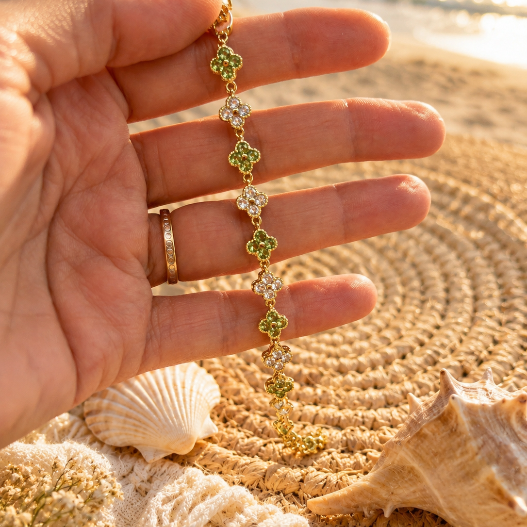 Bracelet Trèfle Éclat Tendance, coloris Vert clair et strass, trèfles vert clair alternés de strass, acier inoxydable doré