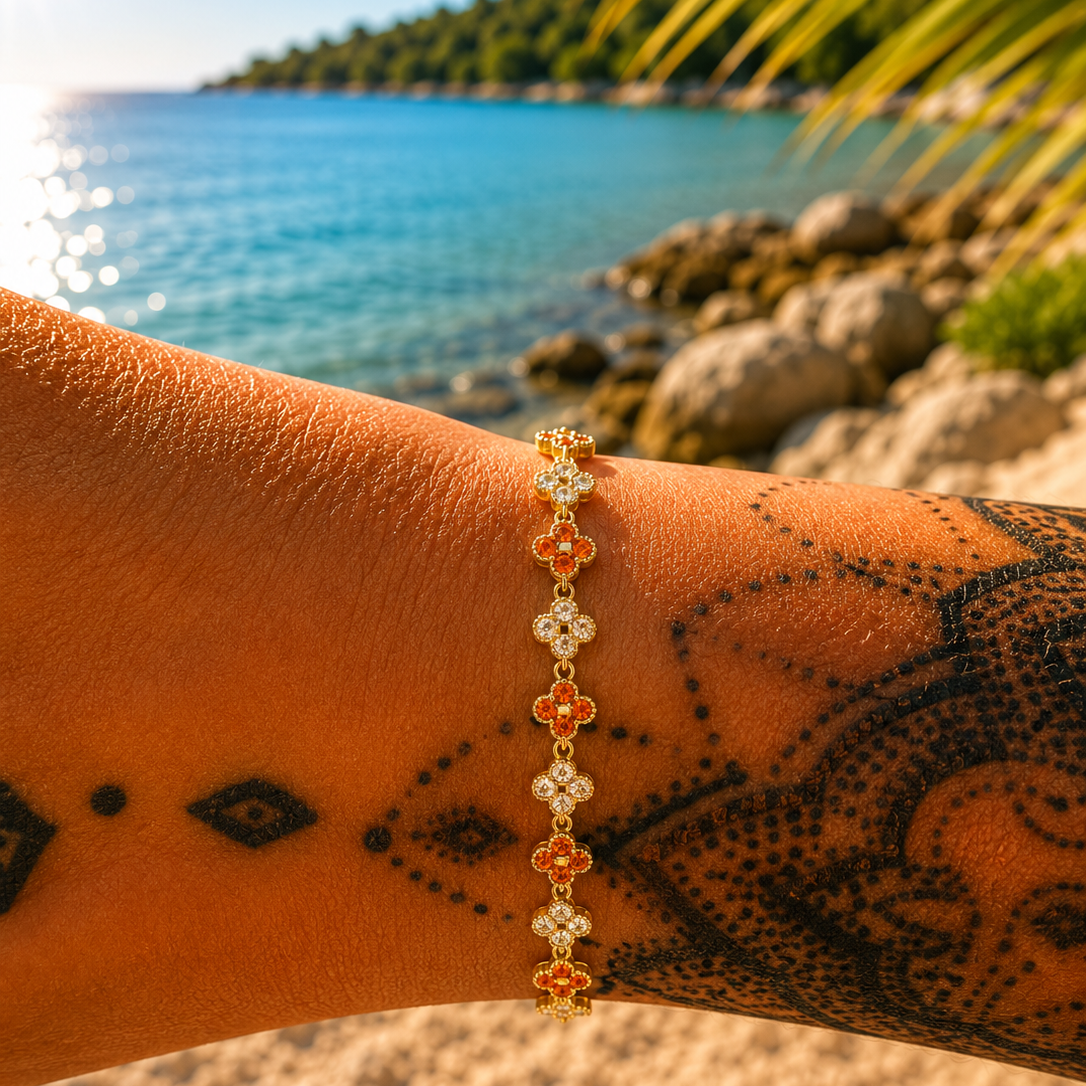 Bracelet Trèfle Éclat Tendance, coloris Orange et strass, trèfles orange alternés de strass, acier inoxydable doré