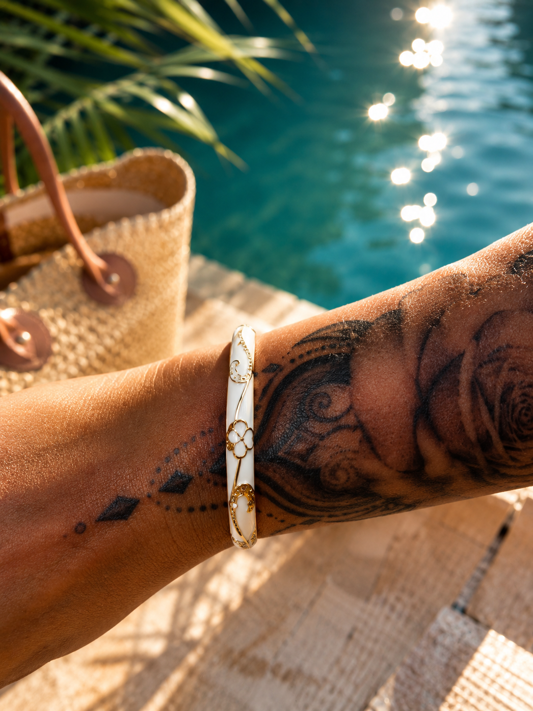 Bracelet Jonc Fleuri Éclat Tendance — jonc en acier inoxydable doré, émail coloré et motif floral, ambiance estivale