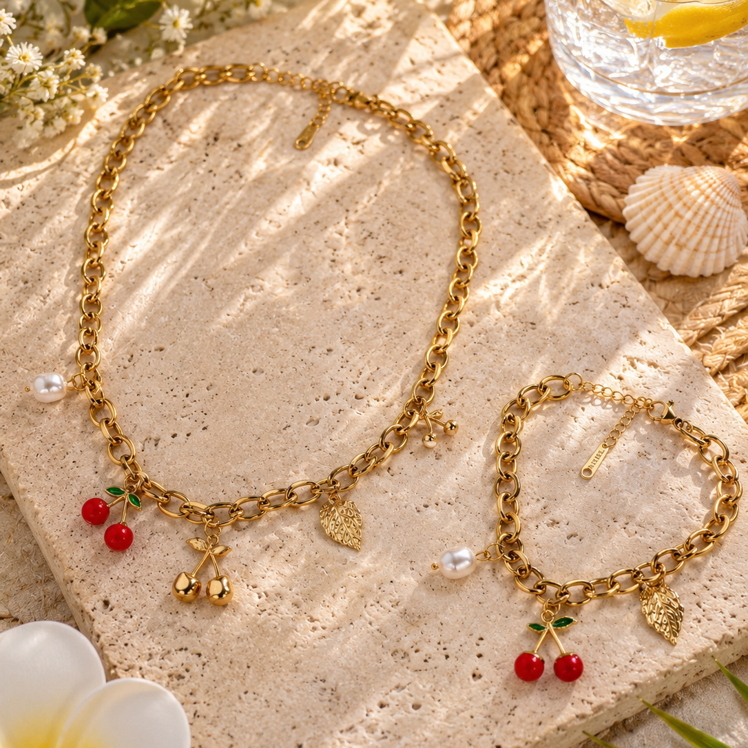 Parure Cerises Éclat Tendance, chaîne dorée à breloques cerises émaillées, feuille et perle, acier inoxydable