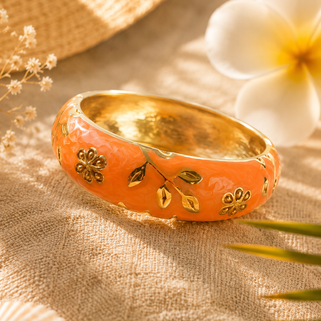 Bracelet Jonc Fleuri XL coloris Orange — large jonc bombé en acier inoxydable doré, émail orange et fleurs dorées