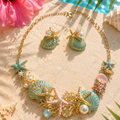 Parure Océane turquoise et rose — collier plastron et boucles d'oreilles assorties, coquillages, étoiles de mer et perles nacrées, acier inoxydable doré
