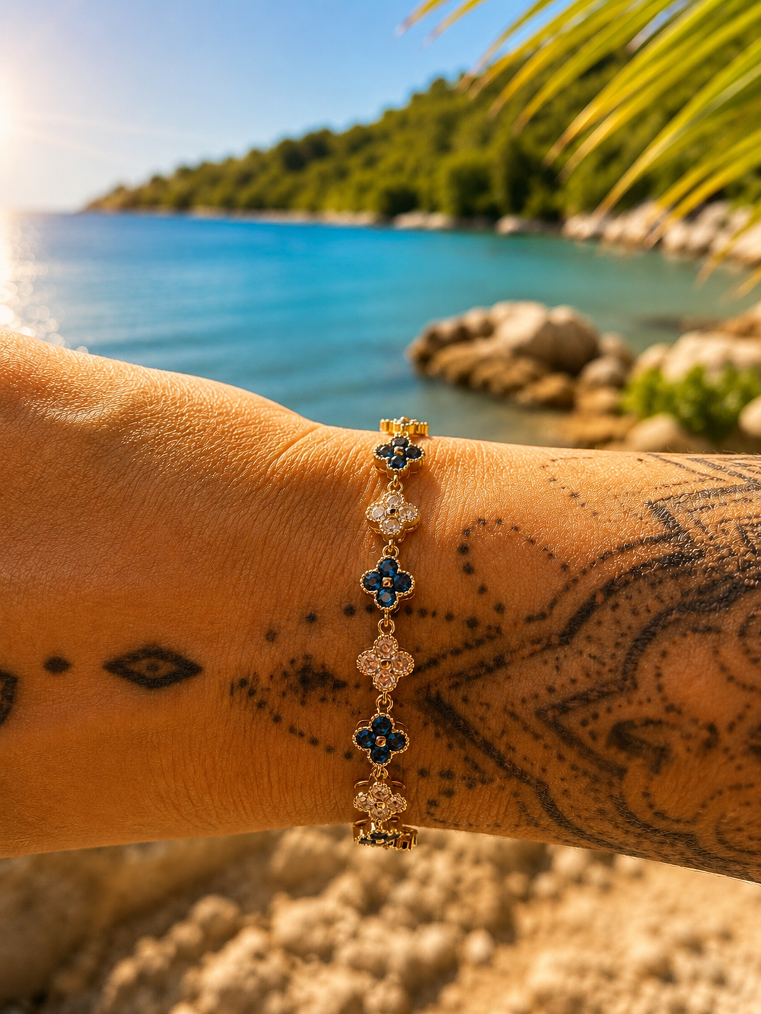 Bracelet Trèfle Éclat Tendance, coloris Bleu et strass, trèfles bleu marine et strass, acier inoxydable doré