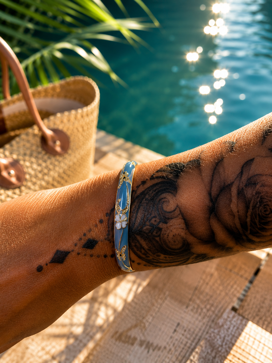 Bracelet Jonc Fleuri Éclat Tendance — jonc en acier inoxydable doré, émail et cristaux, au bord de la piscine