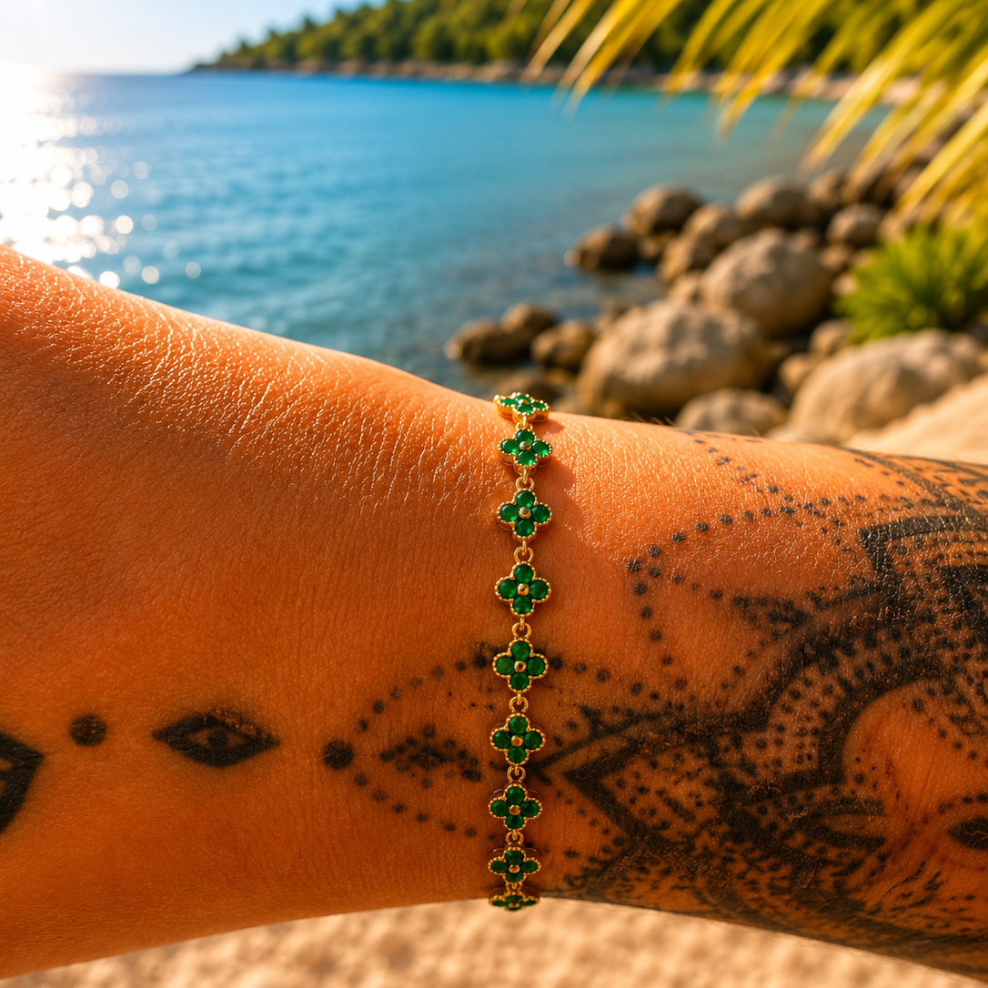 Bracelet Trèfle Éclat Tendance, coloris Vert émeraude, trèfles vert émeraude, acier inoxydable doré