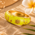 Bracelet Jonc Fleuri XL coloris Jaune — large jonc bombé en acier inoxydable doré, émail jaune et motif floral doré