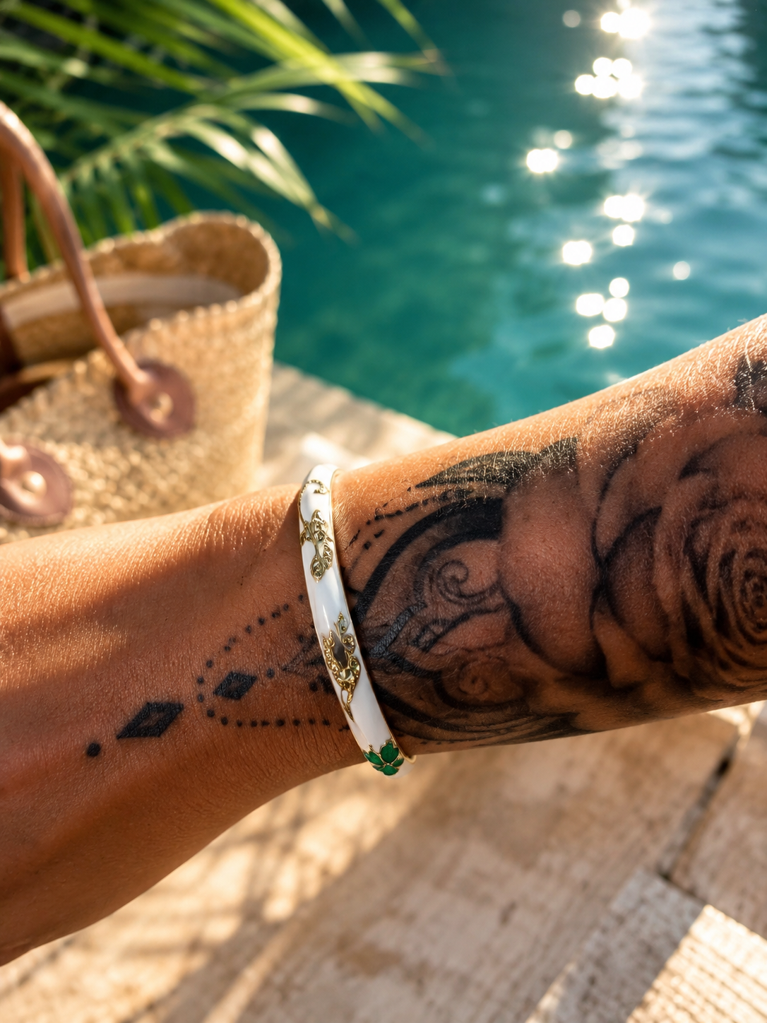 Bracelet jonc Éclat Tendance coloris Blanc & vert — émail blanc et motif floral doré, porté au poignet près de l eau