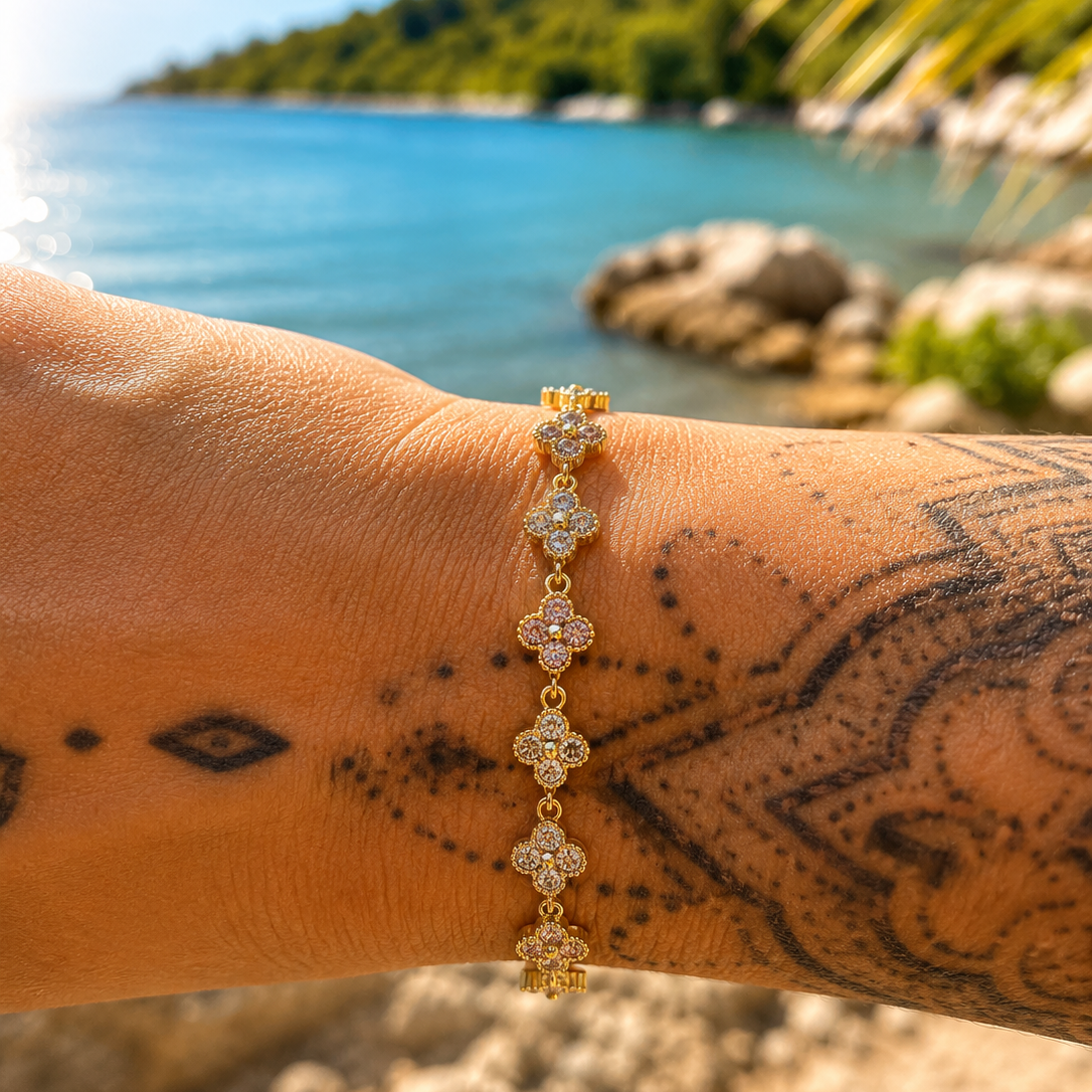 Bracelet Trèfle Éclat Tendance, coloris Rose clair et strass, trèfles rose poudré alternés de strass, acier inoxydable doré