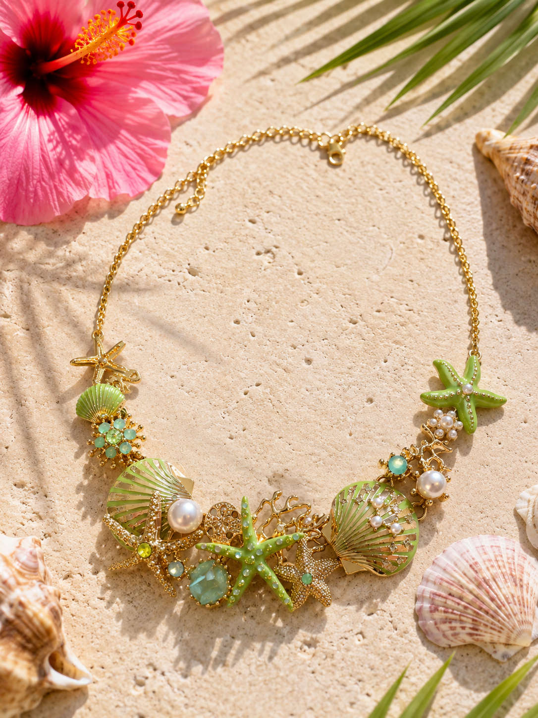 Collier Océane coloris vert — collier plastron doré orné de coquillages, étoiles de mer et perles nacrées, émail vert d'eau, acier inoxydable