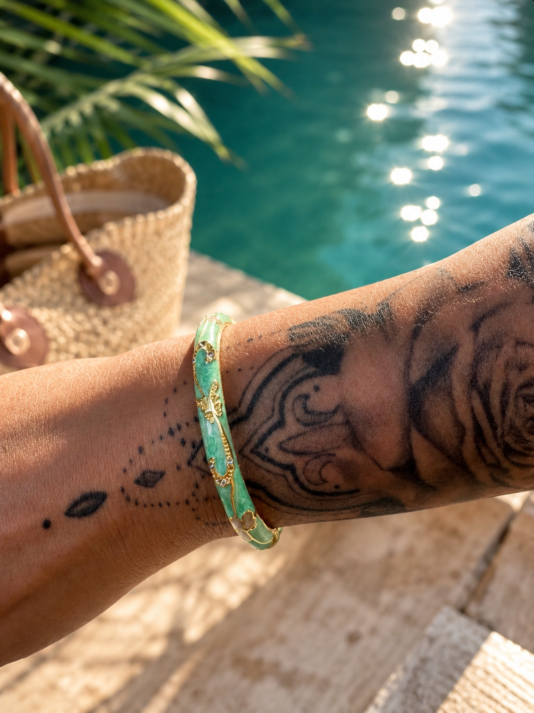 Bracelet Jonc Fleuri Éclat Tendance — jonc doré à émail coloré et fleur dorée, ambiance vacances