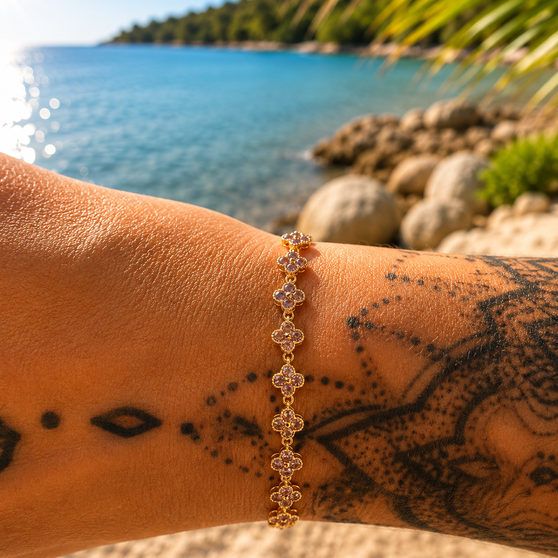 Bracelet Trèfle Éclat Tendance, coloris Parme, trèfles parme, acier inoxydable doré