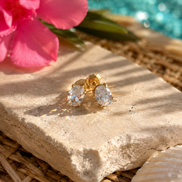 Boucles d'oreilles Solitaire dorées — puces ornées d'un cristal ovale facetté serti sur acier inoxydable doré